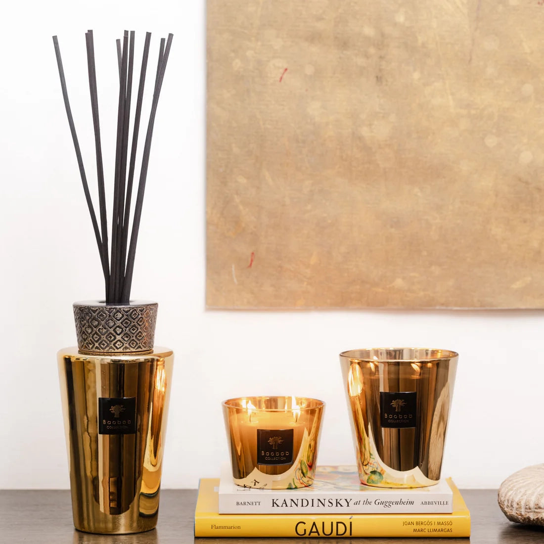 Baobab Collection Les Exclusives Aurum Totem reed diffuser, 5 litres, styled in a room setting (2)