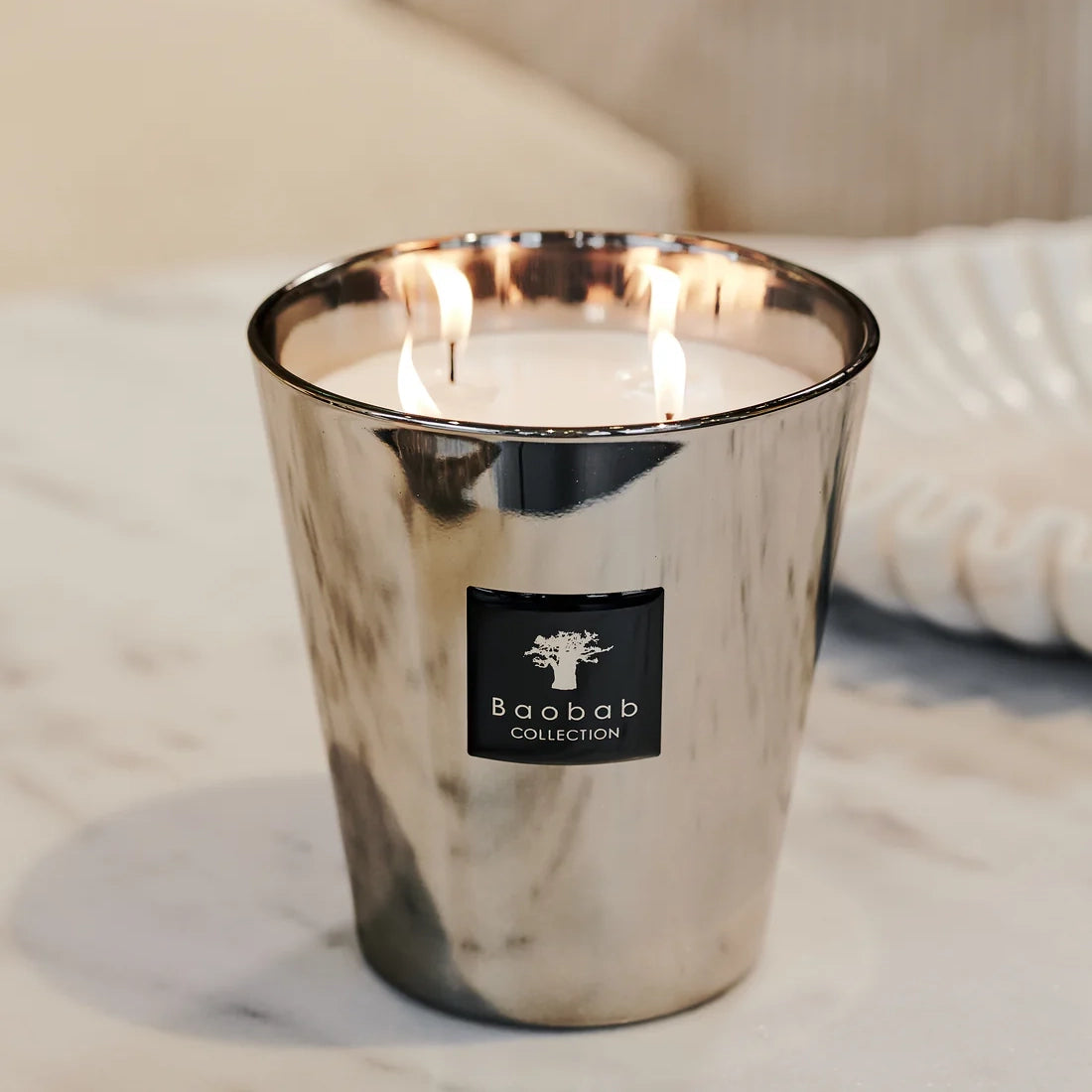Baobab Collection Les Exclusives Platinum 4-wick scented candle in mouth-blown glass, 1.1kg, detail view