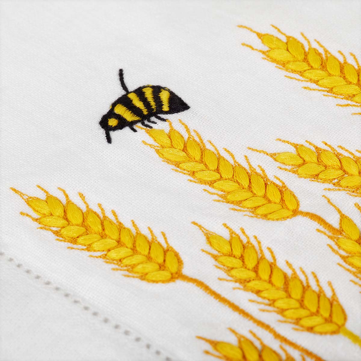 Waww La Table Lucky Blé white linen napkins by Aurélie Bidermann, set of four, detail view