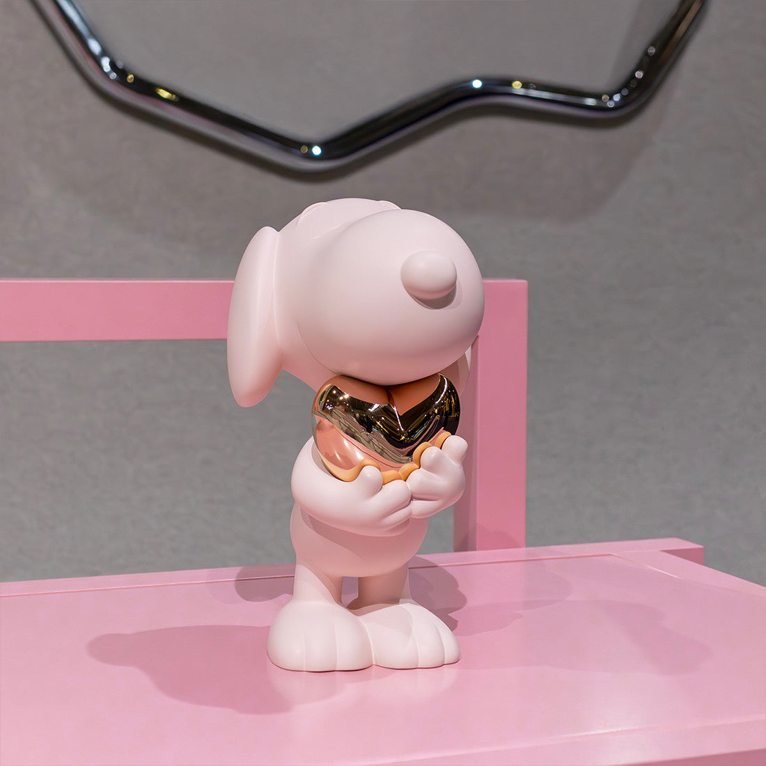 Snoopy Heart Resin Figurine, Pink, 27cm
